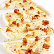 Biała pizza z kurkami, boczkiem i cebulą