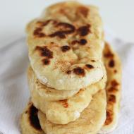 Chlebki naan z woka