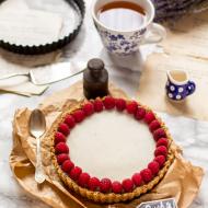 Fit tarta bez pieczenia z musem malinowym i białą czekoladą z kokosa