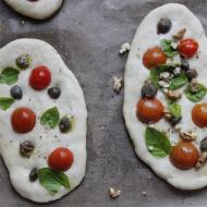 Foccacia z kaparami i pomidorkami