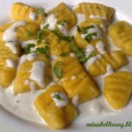 Gnocchi dyniowe w niebieskim sosie serowym