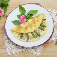 Omlet francuski ze szparagami i szynką parmeńską