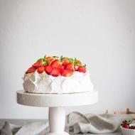 Pavlova z kremem budyniowym i truskawkami