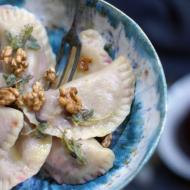 Pierogi z burakiem, gorgonzolą i włoskimi orzechami