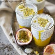 Pudding chia na mleku roślinnym, z owocami tropikalnymi