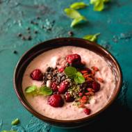 Pudding jaglany z malinami – pomysł na zdrowe, szybkie śniadanie