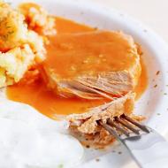 Schab w sosie pomidorowo-śmietanowym