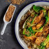 Stir-fry z kapustą pak choi, boczniakami i sosem hoisin