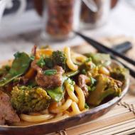 Szybki stir fry z makaronem udon, wołowiną i warzywami