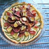 Tarta z ciasta francuskiego z figą, boczkiem, cukinią i serem camembert