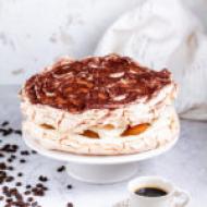 Tort bezowy tiramisu, idealny na każdą okazję