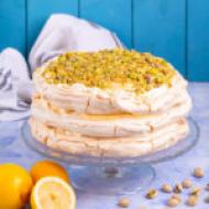 Tort bezowy z kremem cytrynowym i pistacjami