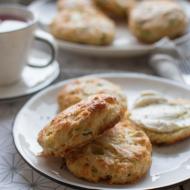 Wytrawne “bułeczki” scones z cebulką i serem