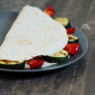 Zdrowy fast food - szybkie wrapy z hummusem i warzywami
