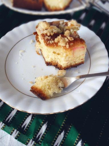 Zdjęcie - Ciasto drożdżowe z rabarbarem i kruszonką - Przepisy kulinarne ze zdjęciami