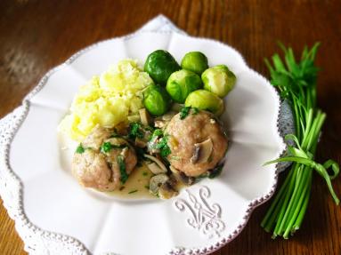 Zdjęcie - Klopsiki w sosie pieczarkowym - Przepisy kulinarne ze zdjęciami
